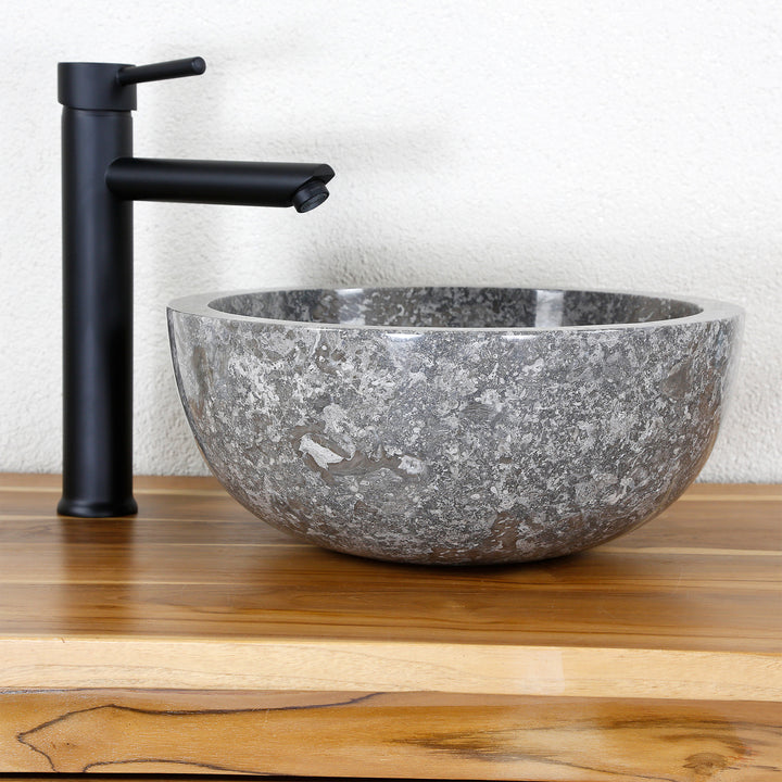Rond Lavabo En marbre gris avec intérieur poli, évier en pierre sur plan en bois avec robinetterie
