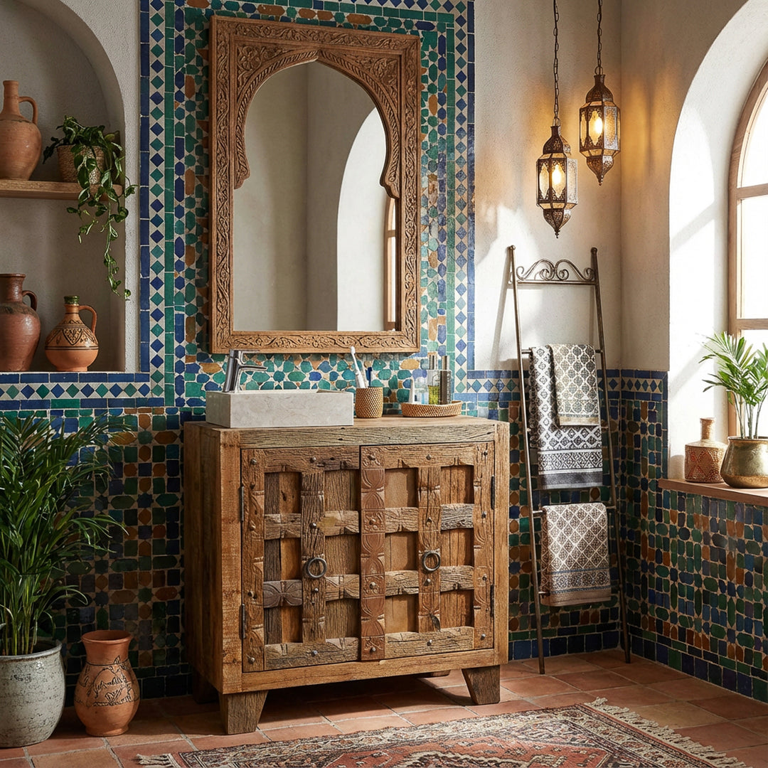 Lavabo carré à poser en pierre naturelle claire sur un meuble bas en bois dans une salle de bains orientale avec carreaux de mosaïque