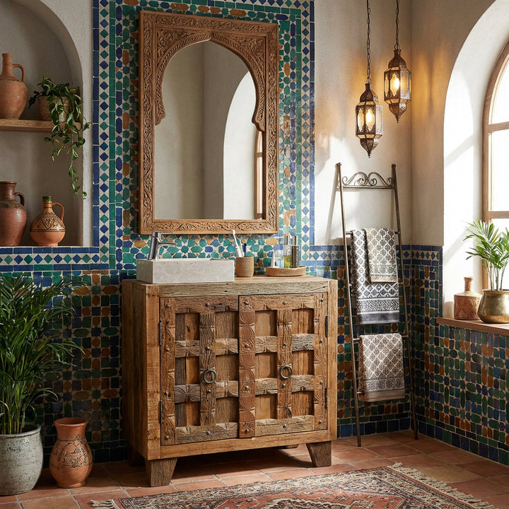 Lavabo carré à poser en pierre naturelle claire sur un meuble bas en bois dans une salle de bains orientale avec carreaux de mosaïque