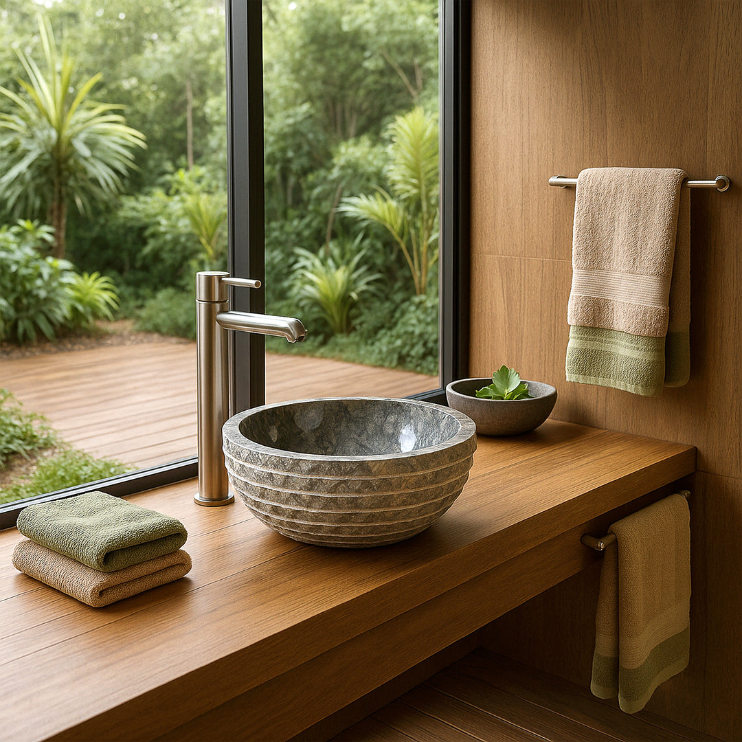 Lavabo rond en pierre sur meuble vasque, salle de bain moderne avec fenêtre vue sur verdure, serviettes et plante