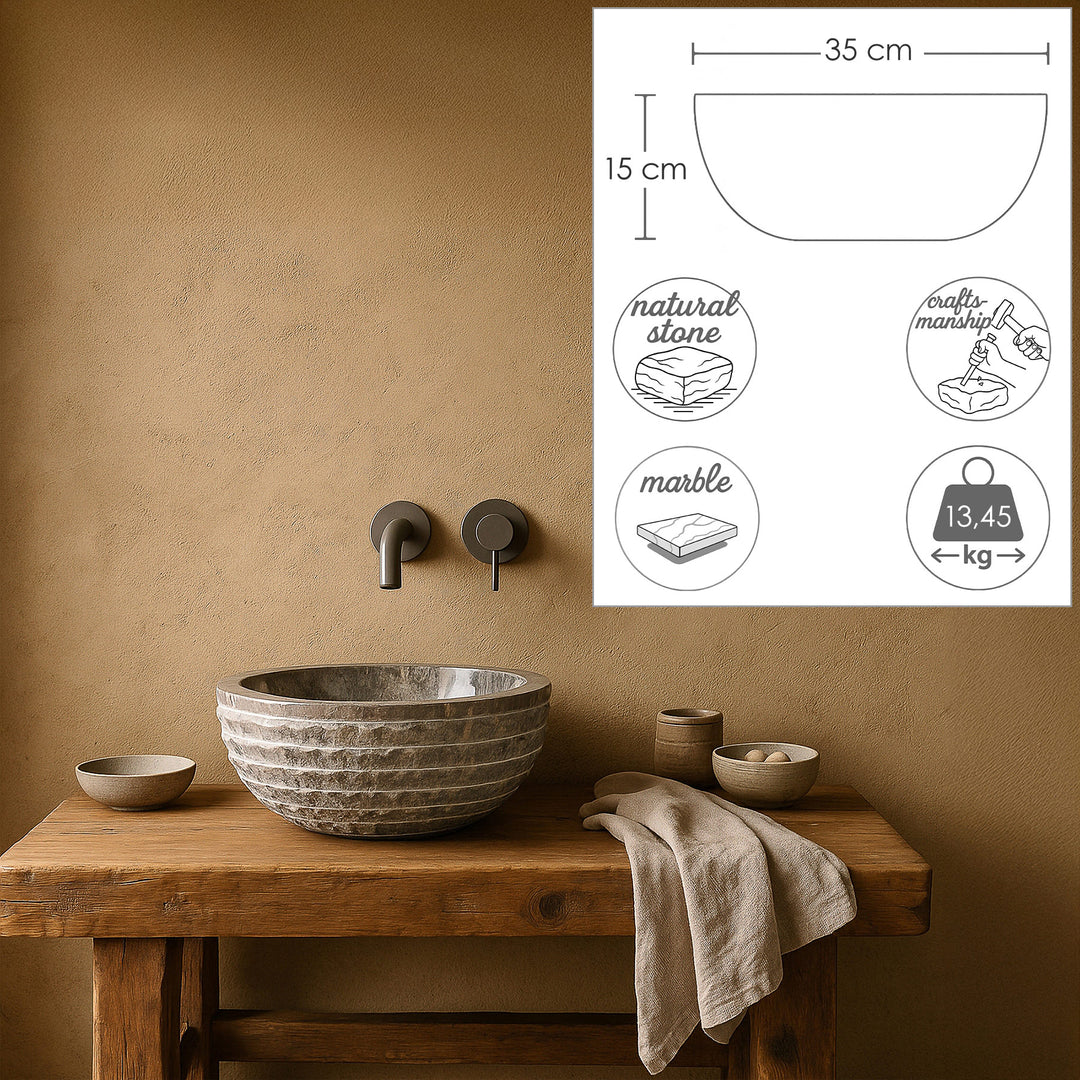Rond Lavabo En pierre naturelle avec des graphismes dimensionnels, mis en scène sur une console en bois, ambiance de salle de bain calme dans des tons chauds de terre