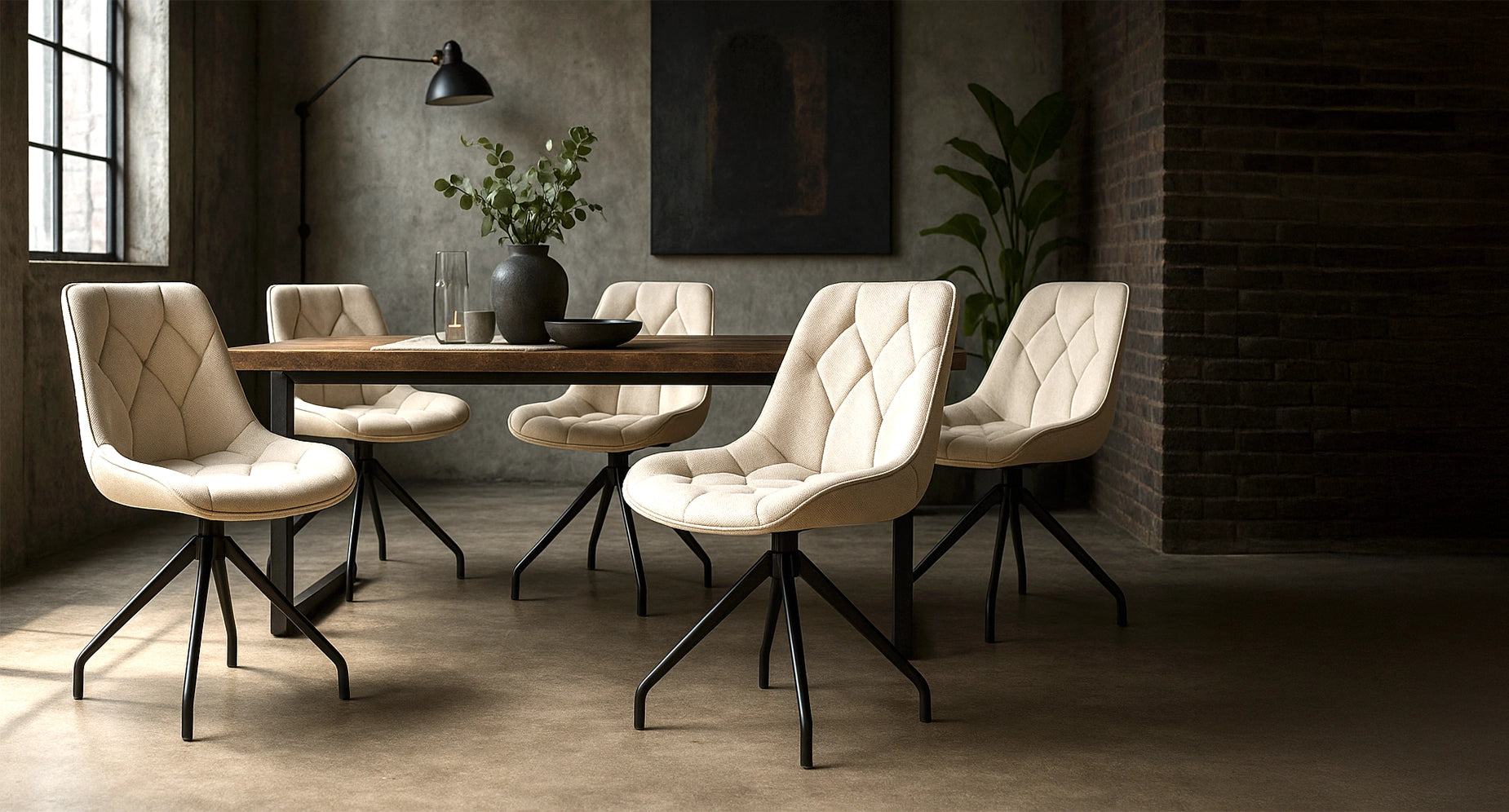 Polsterstühle an einem Esstisch in einer modernen Loft-Atmosphäre, mit weichen Formen und warmem Licht für ein stilvolles Dining-Ambiente