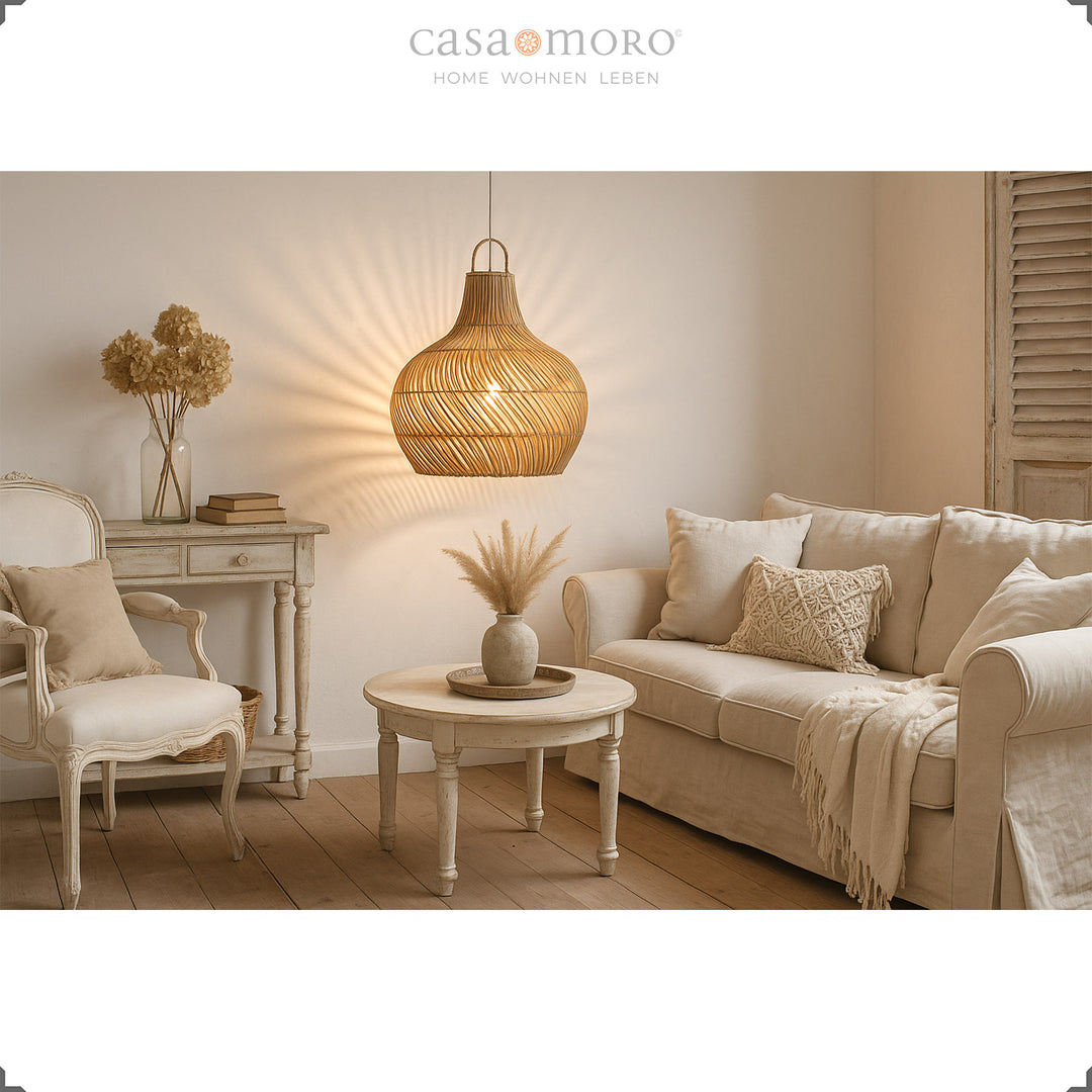 ALT: Hängende Rattan-Lampe in einem hellen Wohnzimmer, handgefertigt und mit warmem Licht- und Schattenspiel
