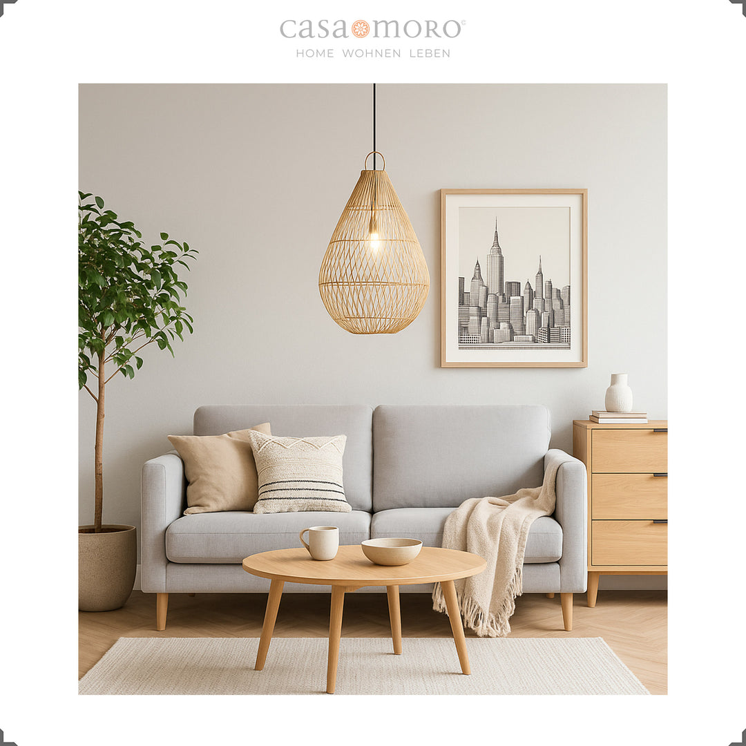 Handgefertigte Rattan-Lampe in Tropfenform als Hängelampe im Wohnzimmer, spendet warmes Licht und natürliche Eleganz