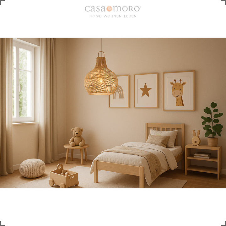 Handgefertigte Rattan-Lampe als Deckenleuchte im Kinderzimmer, mit warmem Licht und natürlicher Atmosphäre