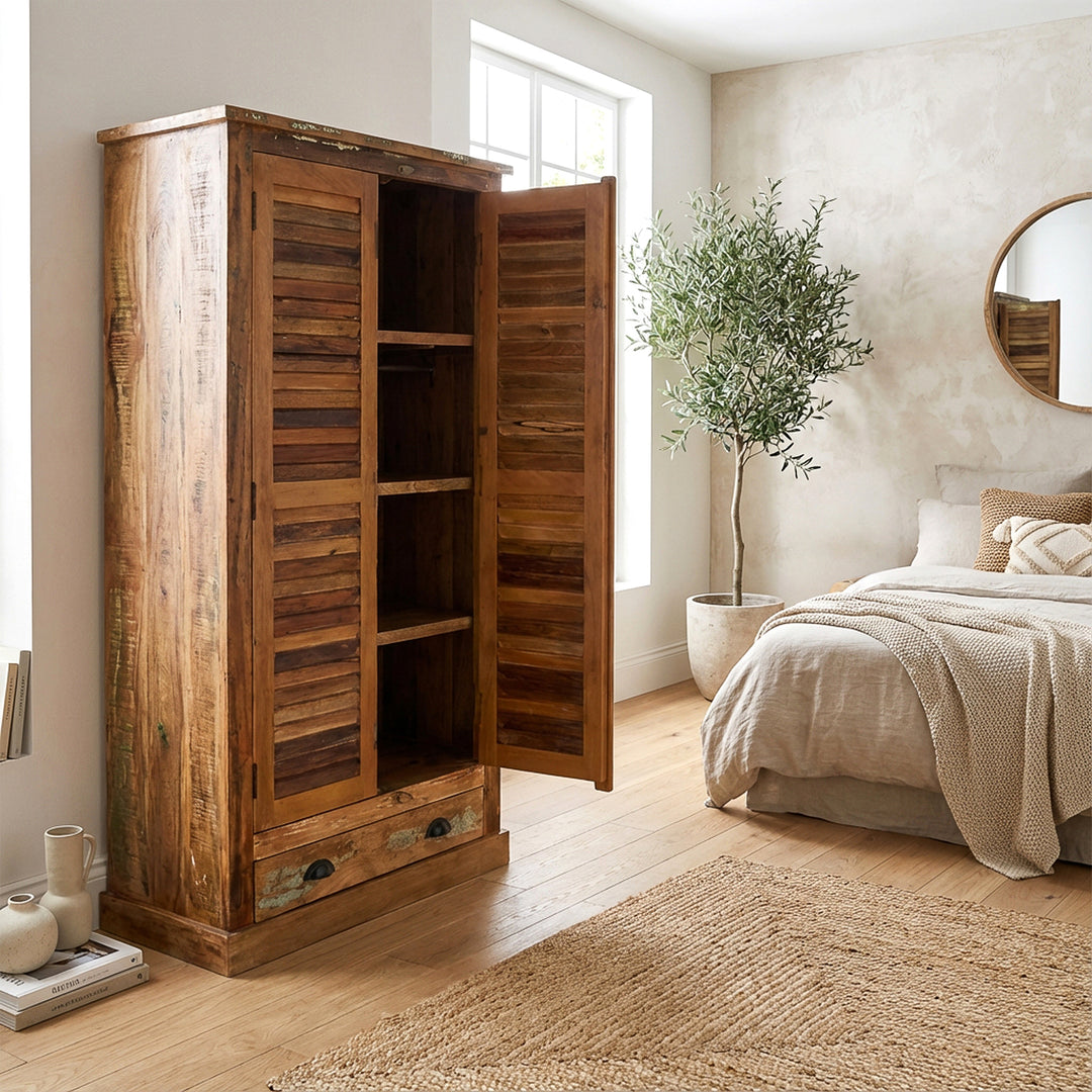 Schlafzimmer-Schrank aus massivem Holz und Altholz im Landhausstil mit Vintage-Look