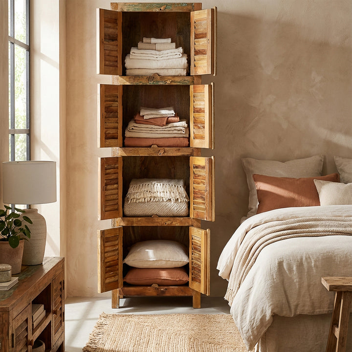 Armoire étroite en bois massif et bois de récupération de style maison de campagne, placée dans la chambre