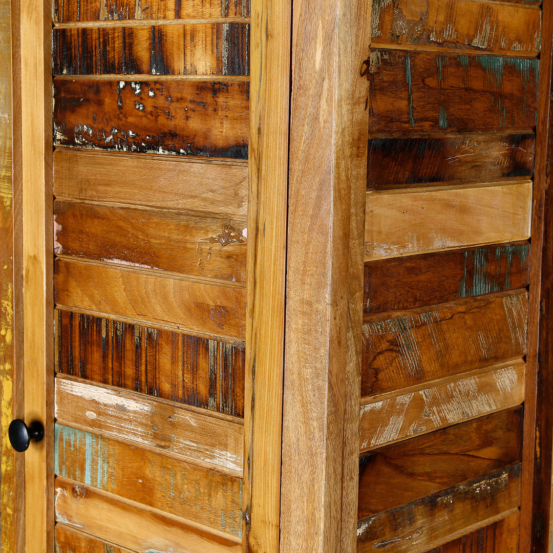 Vue détaillée d'une armoire étroite en bois massif et bois de récupération de style vintage