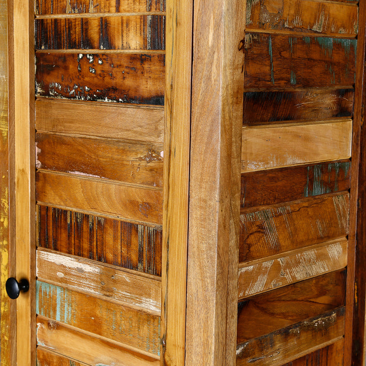 Vue détaillée d'une armoire étroite en bois massif et bois de récupération de style vintage