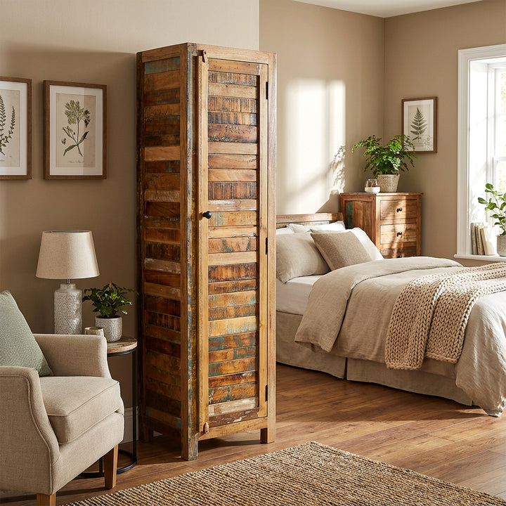 Armoire étroite en bois massif et bois de récupération de style maison de campagne, placée dans la chambre
