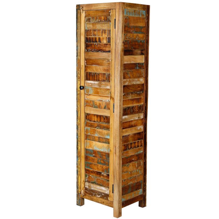Armoire haute et étroite en bois massif et bois de récupération de style vintage, présentée sur pied