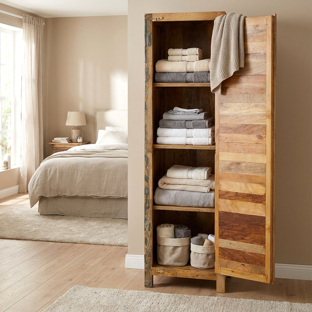 Armoire haute et étroite en bois massif à quatre compartiments de style maison de campagne, placée dans la chambre