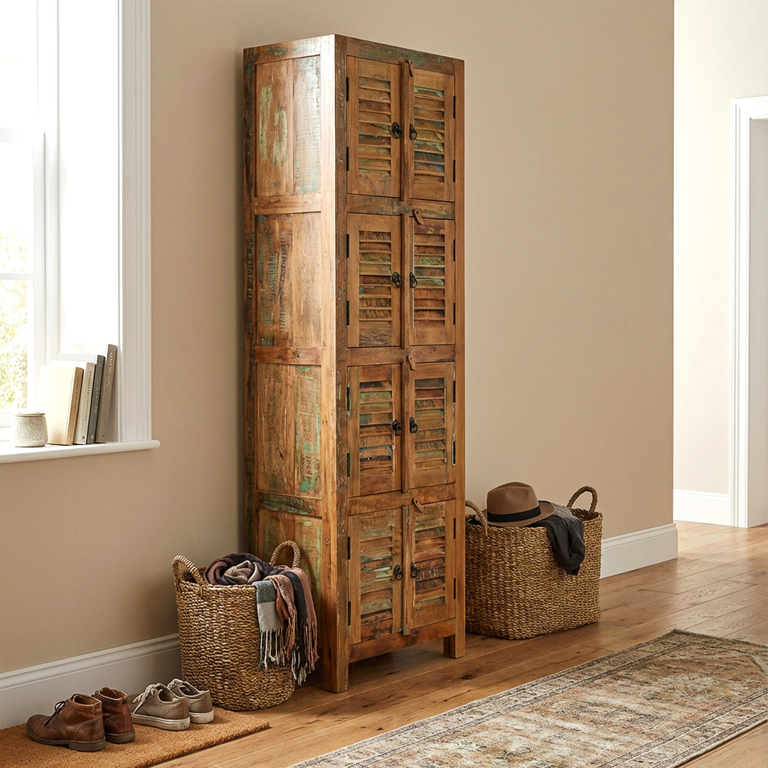 Armoire étroite en bois massif et bois de récupération de style vintage, placée dans le couloir