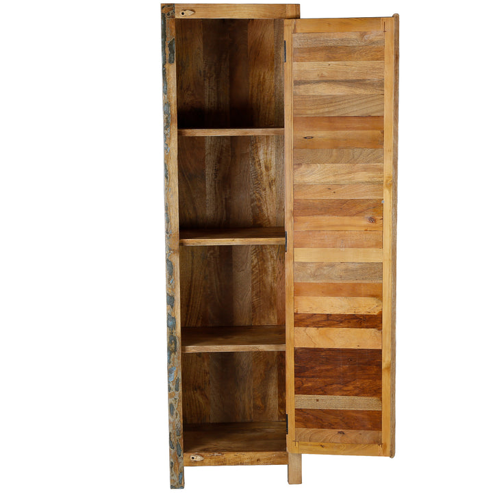 Armoire haute et étroite en bois massif avec quatre compartiments de style vintage, présentée sur pied