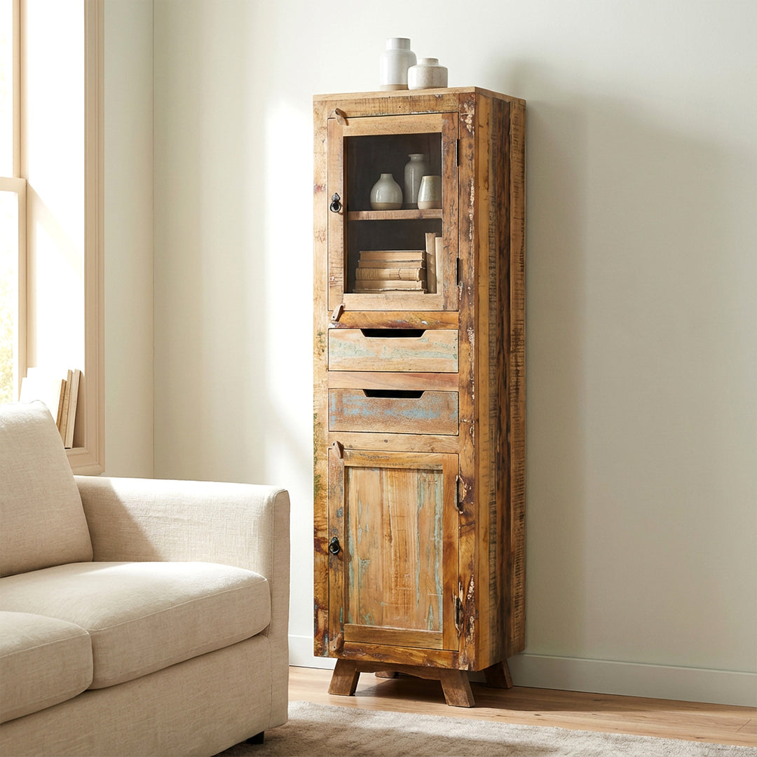 Armoire en bois massif et en bois de récupération avec tiroirs et portes de style vintage, placée dans un salon moderne