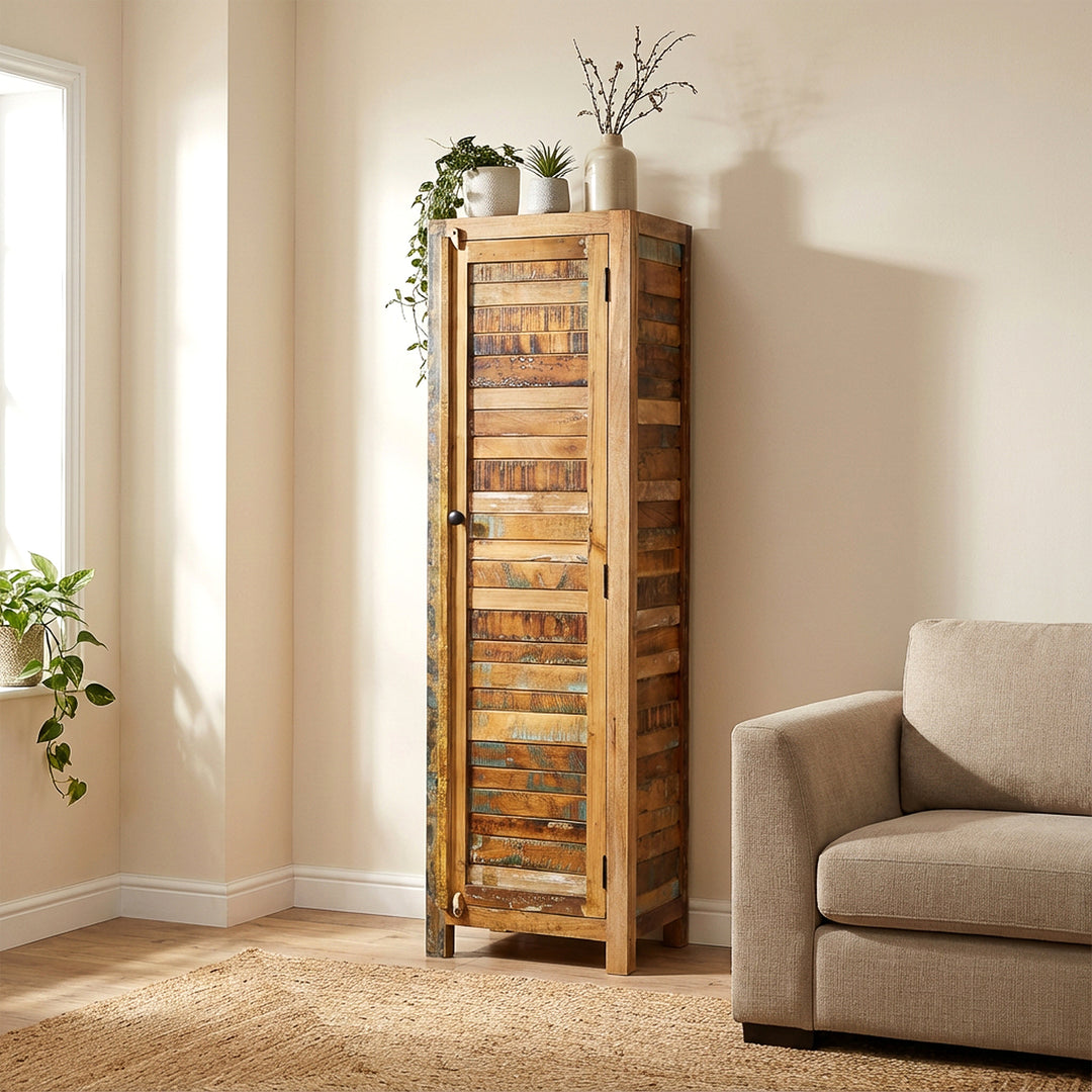 Armoire haute étroite en bois massif et bois de récupération de style vintage, placée dans le salon