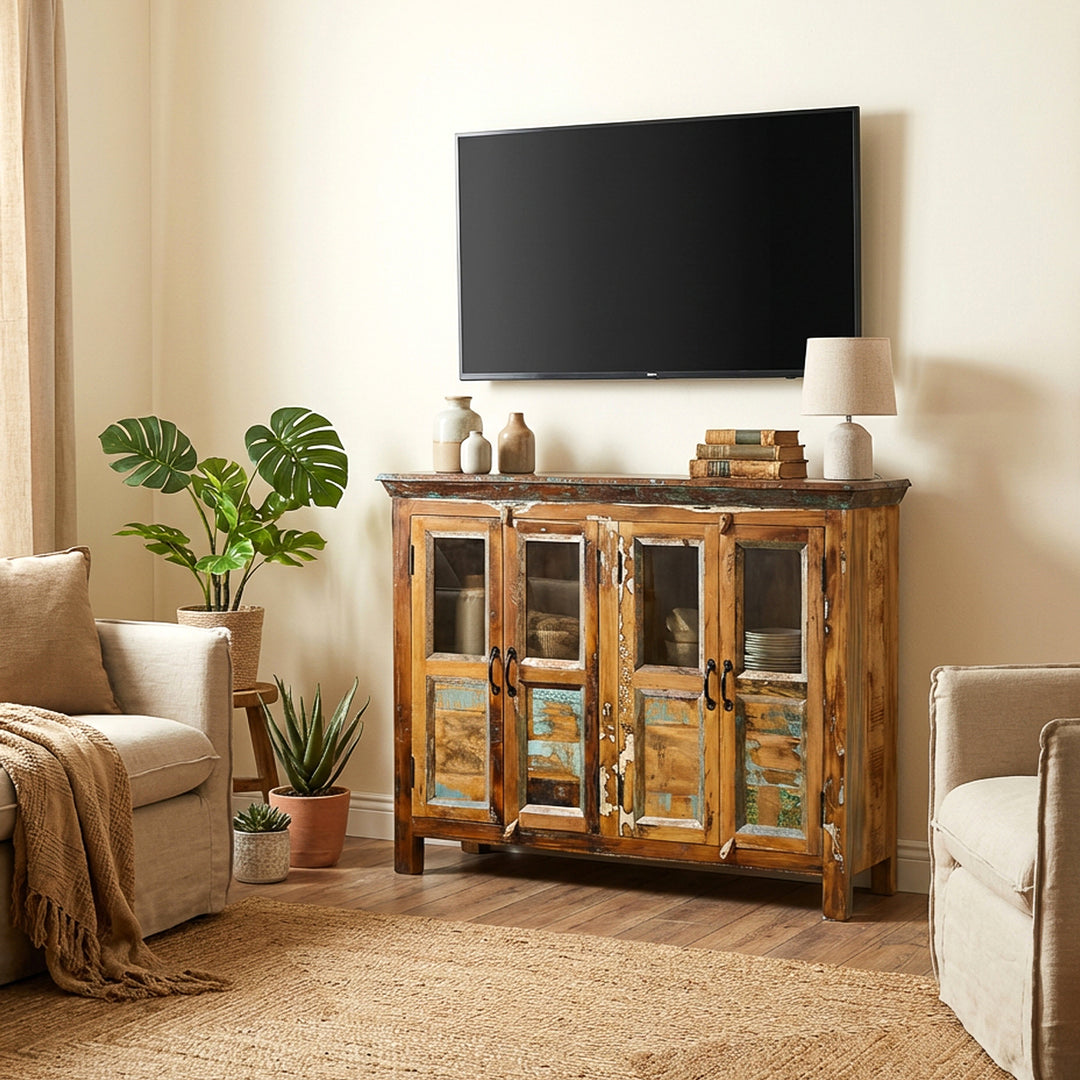 Sideboard aus Altholz mit Glastüren als TV-Möbel mit Stauraum im Wohnzimmer