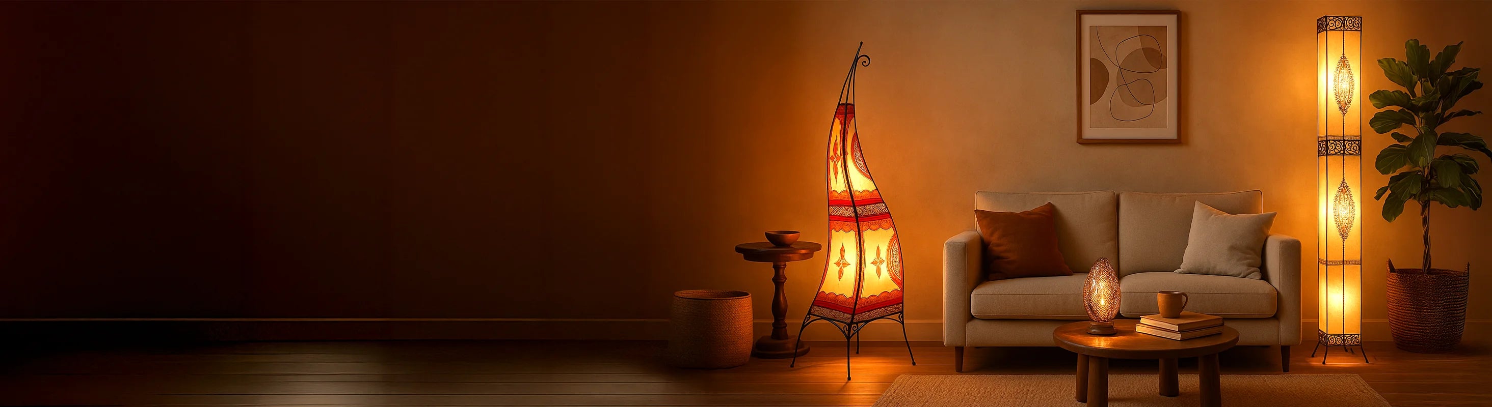 lampadaires – Wohnzimmer mit handgefertigten Stehlampen aus Leder und Metall – stimmungsvolle Beleuchtung neben Sofa und Couchtisch