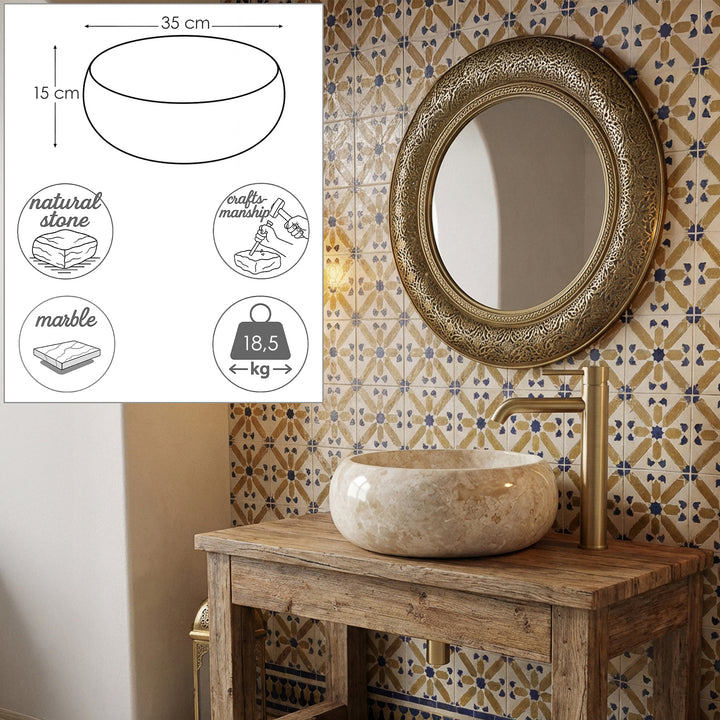 Vasque à poser ronde en pierre naturelle beige sur lavabo en bois avec raccords en laiton, complétée par des graphiques dimensionnels avec diamètre, hauteur et poids