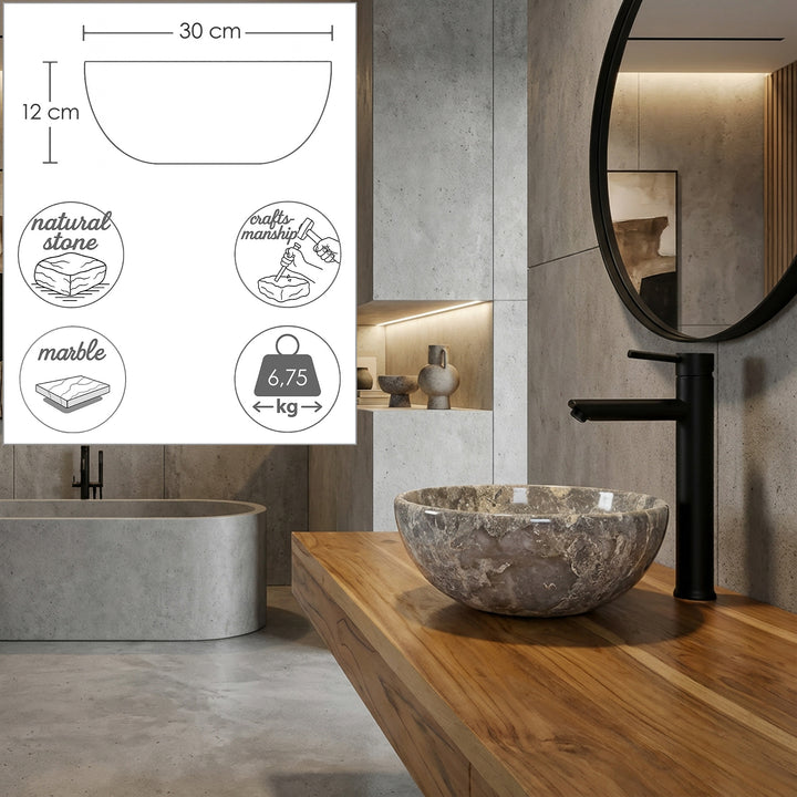 Vasque à poser en pierre naturelle au grain gris-brun sur une console en bois dans la salle de bain moderne, avec une robinetterie autonome noire et des dimensions graphiques intégrées pour le diamètre, la hauteur, le matériau et le poids