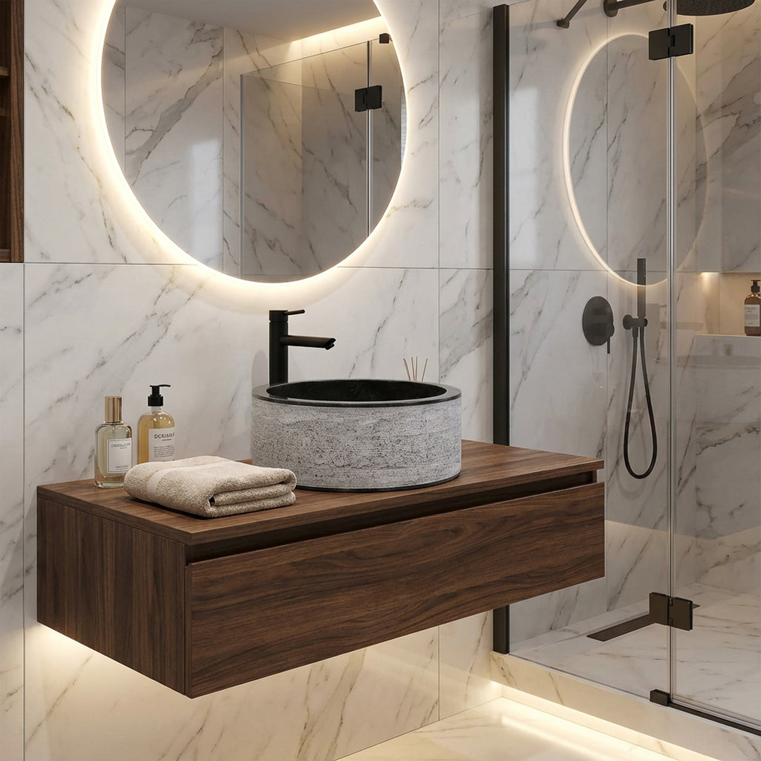 Lavabo rond en pierre sur une console flottante en bois, combiné de façon moderne avec des robinetteries noires dans une élégante salle de bain design.
