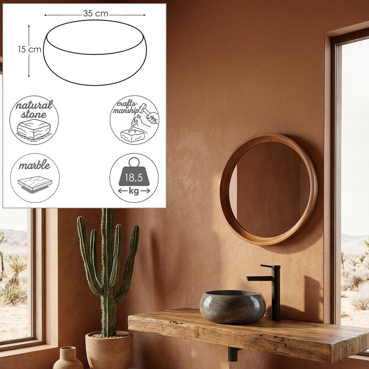 Lavabo rond en pierre naturelle sur une console en bois dans la salle de bains chaleureuse avec robinetterie noire et graphiques dimensionnels intégrés