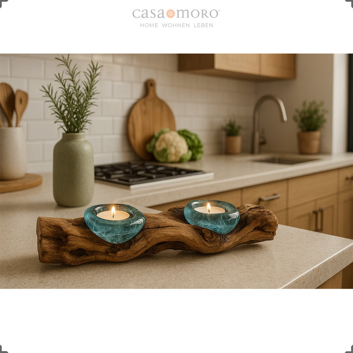 2er Teelichthalter aus Glas und Wurzelholz auf einer Küchenarbeitsplatte, sein warmes Licht setzt einen natürlichen, ruhigen Akzent.