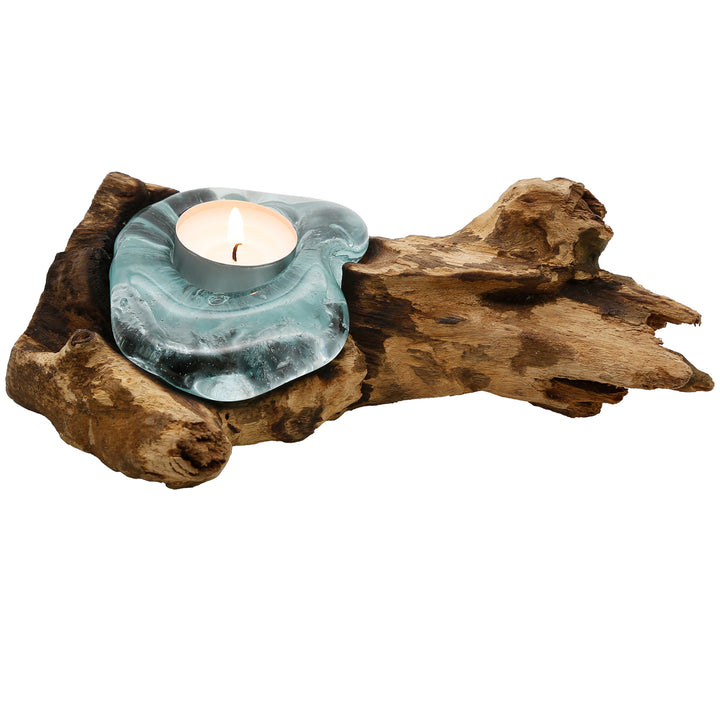 Teelichthalter aus Glas auf natürlichem Wurzelholz, handgefertigt und als kleines Lichtobjekt für warme Akzente im Raum.