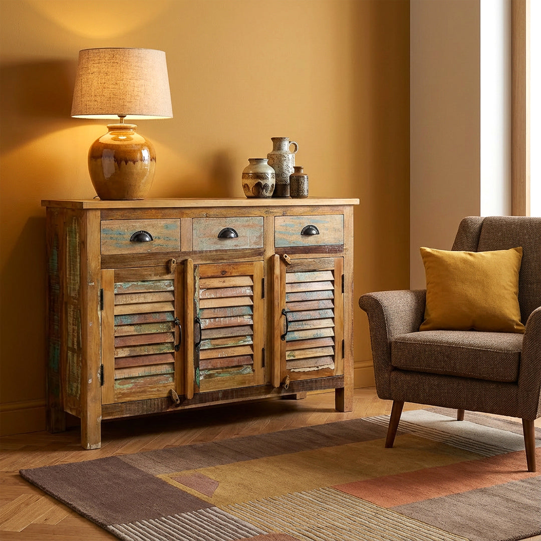 Buffet haut en bois massif et bois de récupération avec tiroirs de style vintage, placé dans un salon moderne