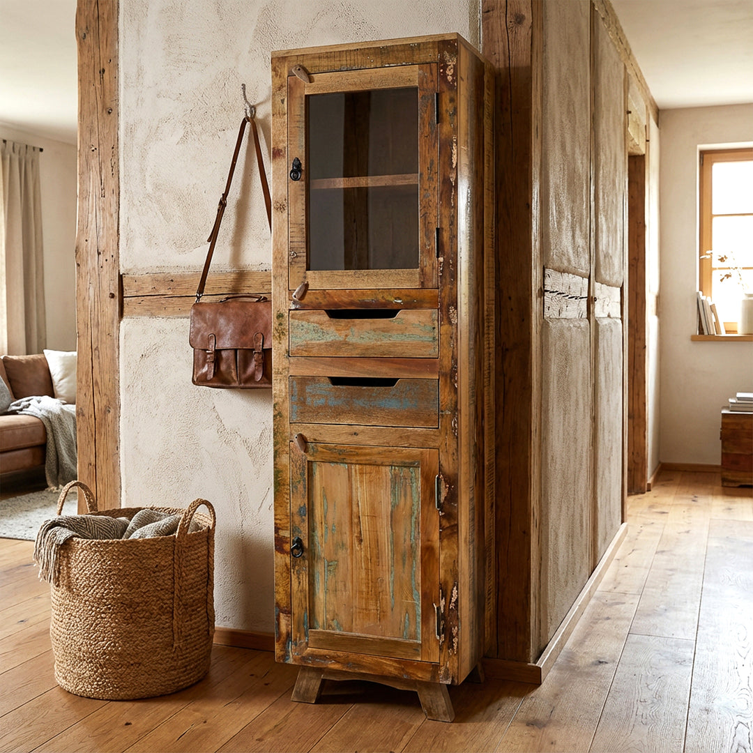 Armoire haute en bois massif et bois de récupération avec tiroir et portes de style vintage, placée dans le couloir