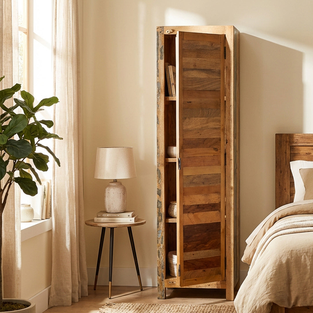 Armoire étroite en bois massif et bois de récupération de style vintage, placée dans la chambre moderne