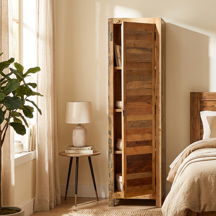Armoire étroite en bois massif et bois de récupération de style vintage, placée dans la chambre moderne