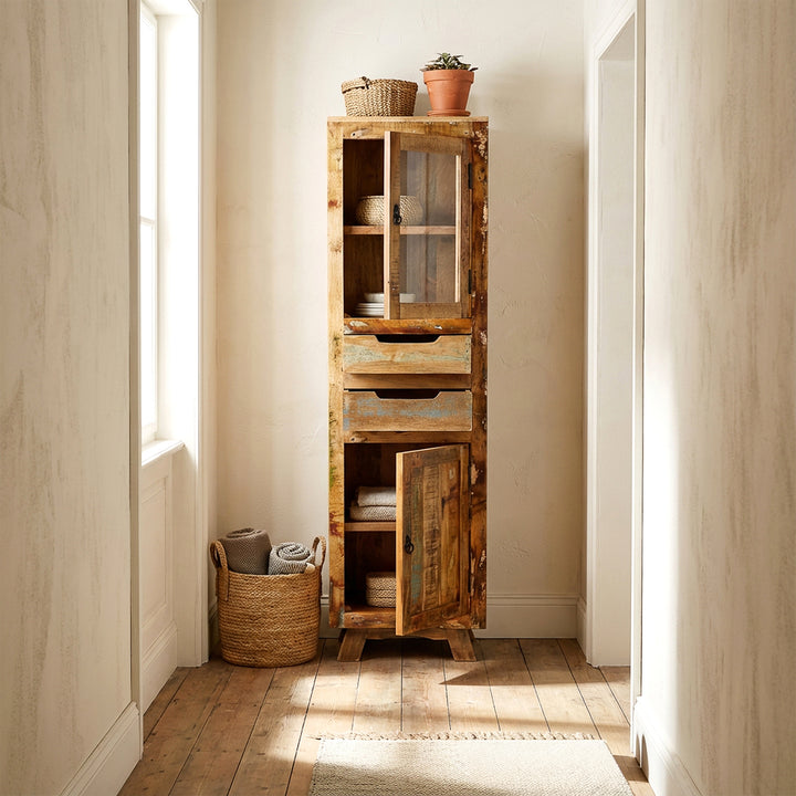 Vitrine en bois massif et vieux bois avec tiroir et portes de style maison de campagne, placée dans le couloir