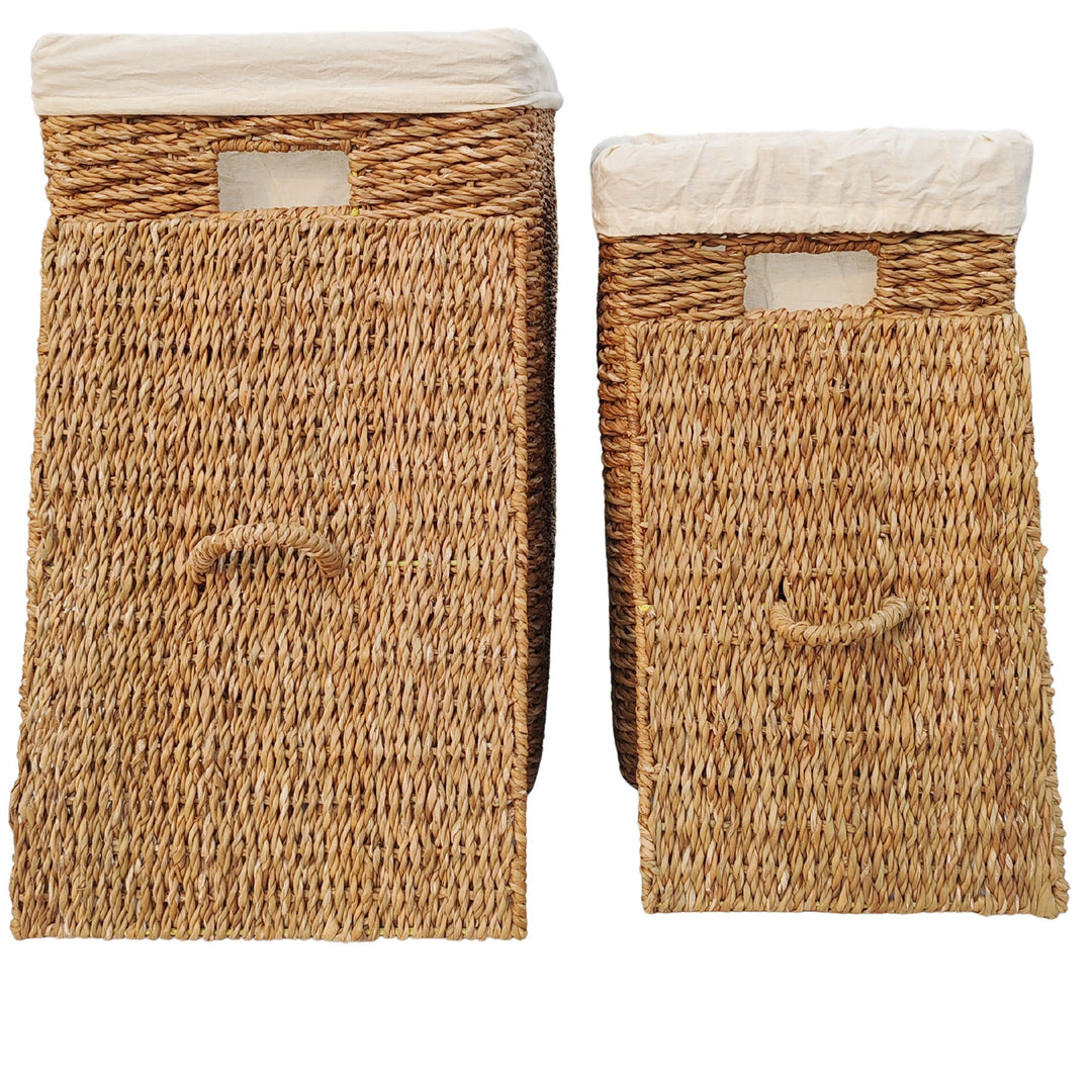Deux paniers rectangulaires en jonc de mer vus de face, sacs clairs et couvercles retirés posés devant.