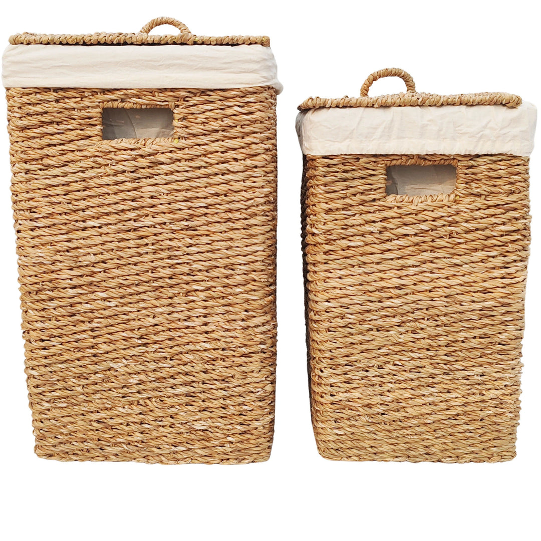 Deux paniers fermés en jonc de mer vus de face, prises intégrées et bords de sacs clairs ; le grand est à gauche.