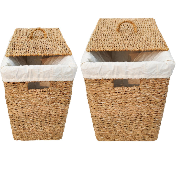 Deux paniers rectangulaires en jonc de mer de tailles différentes, sacs clairs et couvercles soulevés en biais.