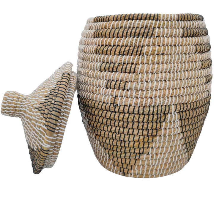 Panier bombé ouvert en jonc de mer, tressage blanc et noir ; couvercle conique appuyé à gauche.