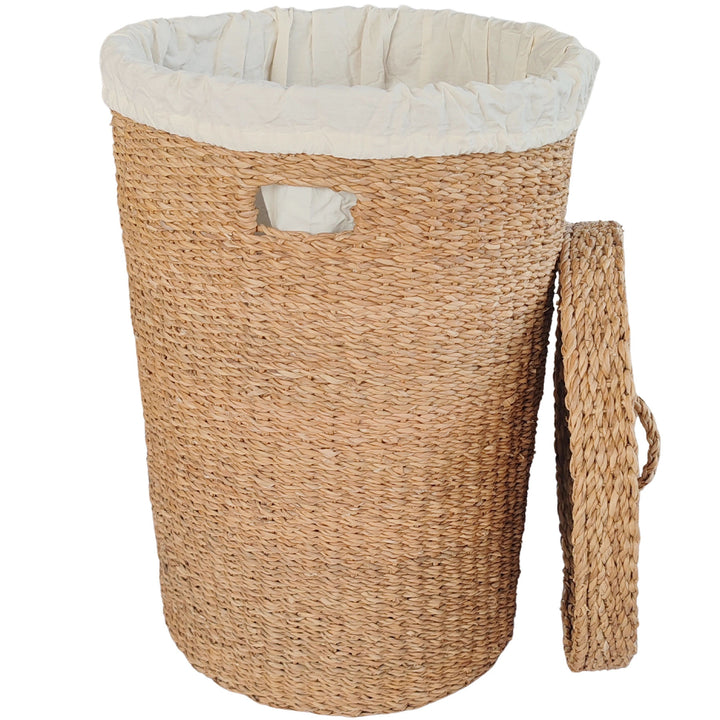 Grand panier à linge en jonc de mer d'une capacité de 75 litres, doté d'un insert en tissu clair et d'un couvercle s'appuyant sur le côté.