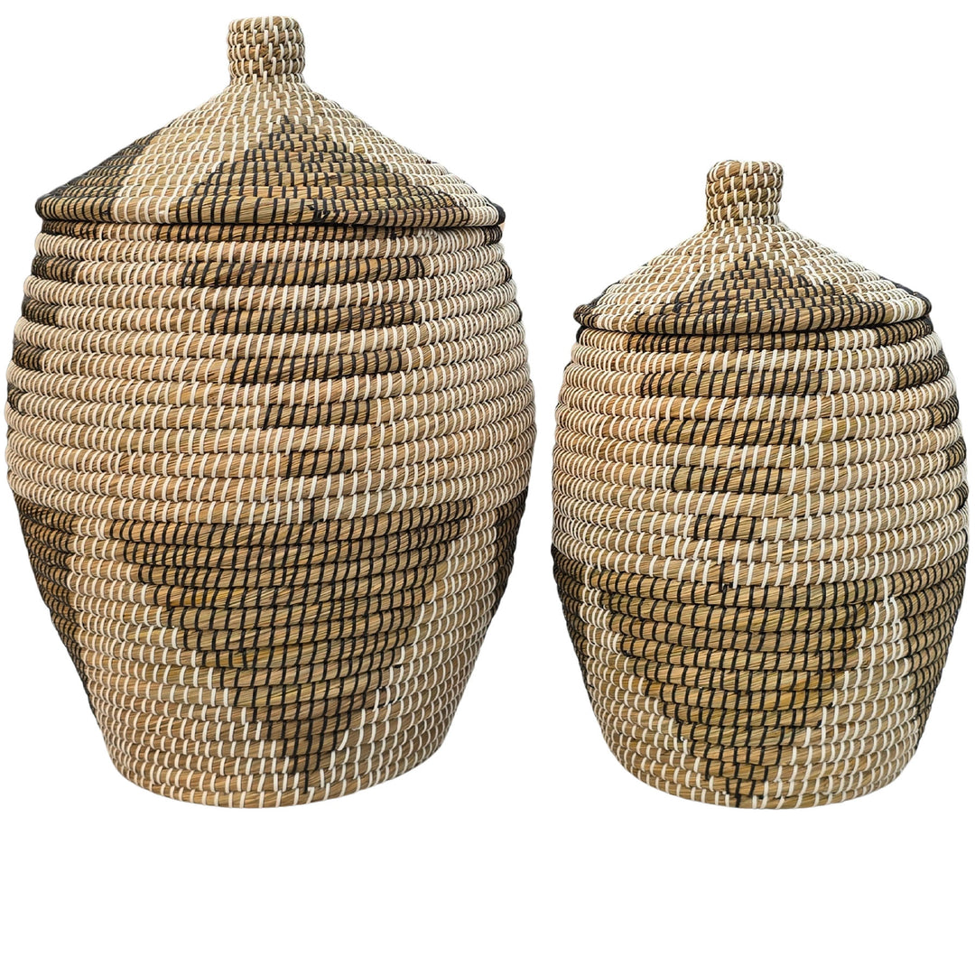 Deux paniers bombés en jonc de mer à couvercles coniques, motifs brun naturel, blanc et noir ; grand à gauche.