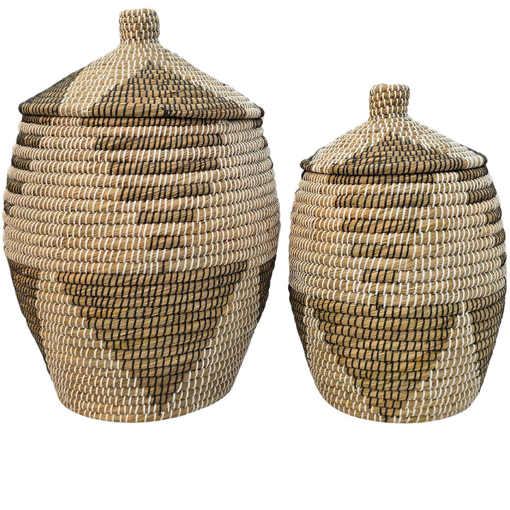 Deux paniers bombés en jonc de mer à couvercles coniques, motifs brun naturel, blanc et noir ; grand à gauche.