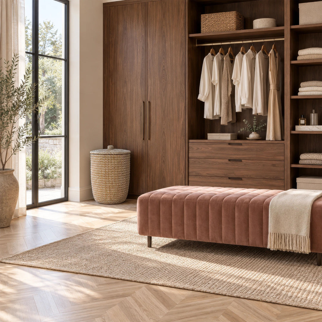 Wäschekorb aus Seegras in Natur/Weiß mit Deckel und ca. 40 Litern Volumen neben einem Holzschrank in der Ankleide.