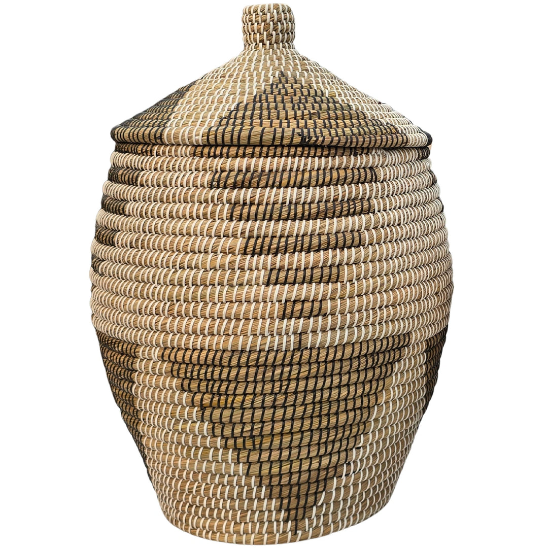 Panier bombé en jonc de mer vu de face, couvercle conique fermé à bouton tressé et motif blanc et noir.