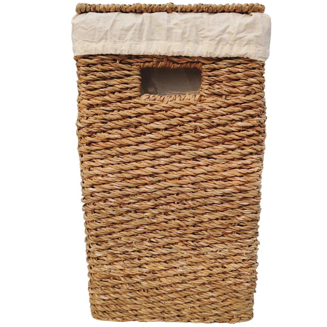 Panier à linge rectangulaire en jonc de mer d'une capacité de 50 litres, doté d'un couvercle fermé, d'une poignée intégrée et d'un insert en tissu clair.