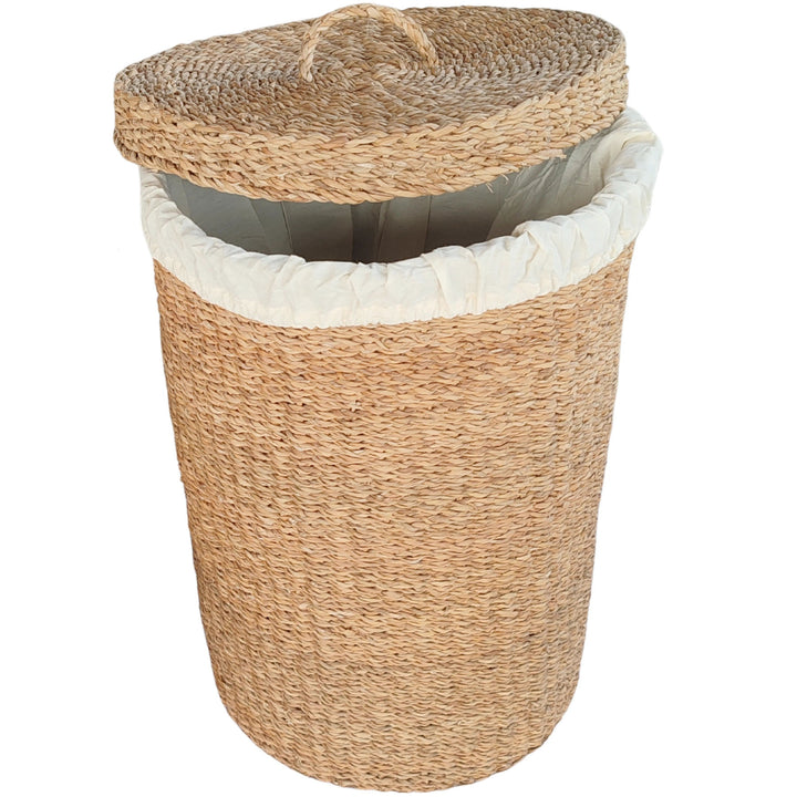 Panier à linge tressé en jonc de mer d'une capacité de 75 litres, doté d'un insert en tissu clair et d'un couvercle posé en biais.