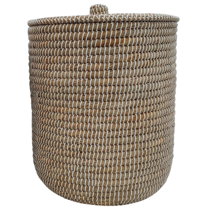 Panier à linge rond en jonc de mer, couleur naturelle/blanc, avec couvercle fermé et d'une capacité d'environ 65 litres.