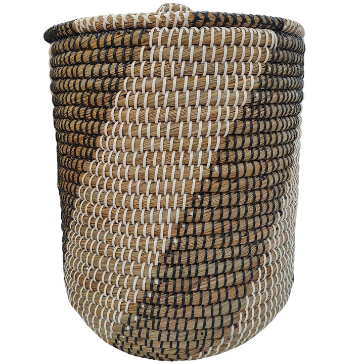 Panier à linge rond en jonc de mer, disponible en couleur naturelle, noire et blanche, avec un couvercle fermé et d'une capacité d'environ 40 litres.