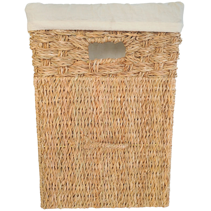 Panier à linge carré en jonc de mer, doté d'un insert en tissu clair et d'un couvercle amovible qui repose contre l'avant du panier.