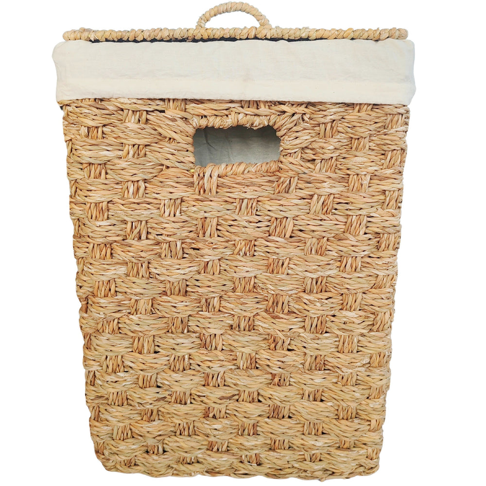 Panier à linge carré en jonc de mer, doté d'un couvercle fermé, d'un insert en tissu clair et d'une poignée sur la face avant.