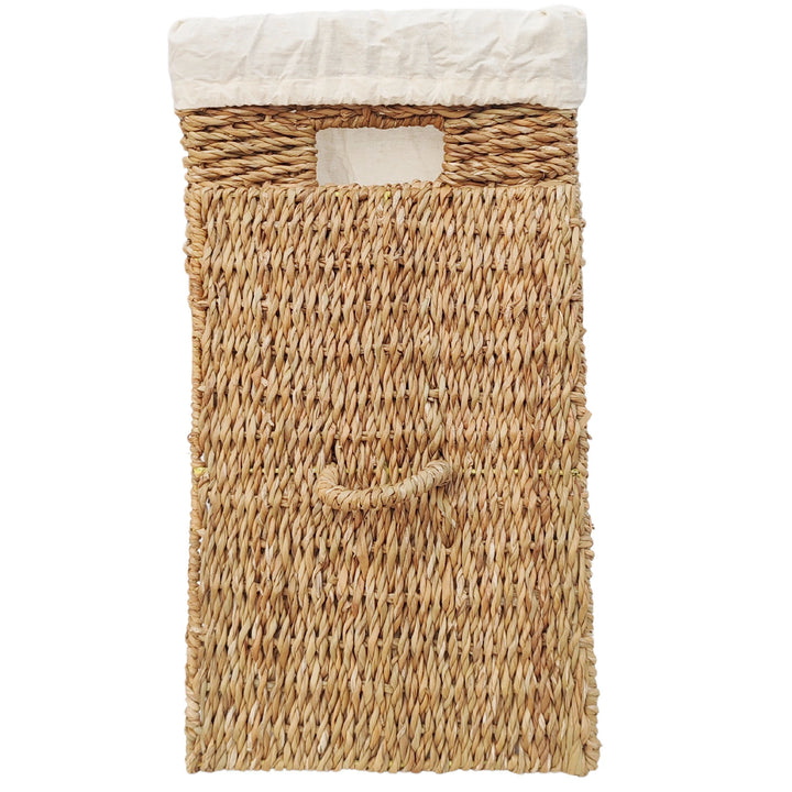 Panier à linge rectangulaire en jonc de mer d'une capacité de 50 litres, doté d'un insert en tissu clair et d'un couvercle à charnière à l'avant muni d'une poignée.