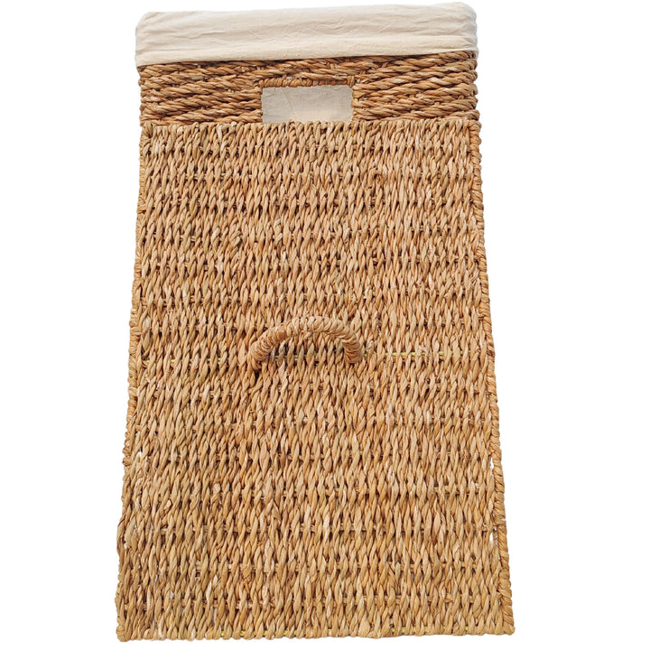 Panier à linge rectangulaire en jonc de mer d'une capacité de 90 litres, doté d'un insert en tissu clair et d'un couvercle à charnière à l'avant muni d'une poignée.